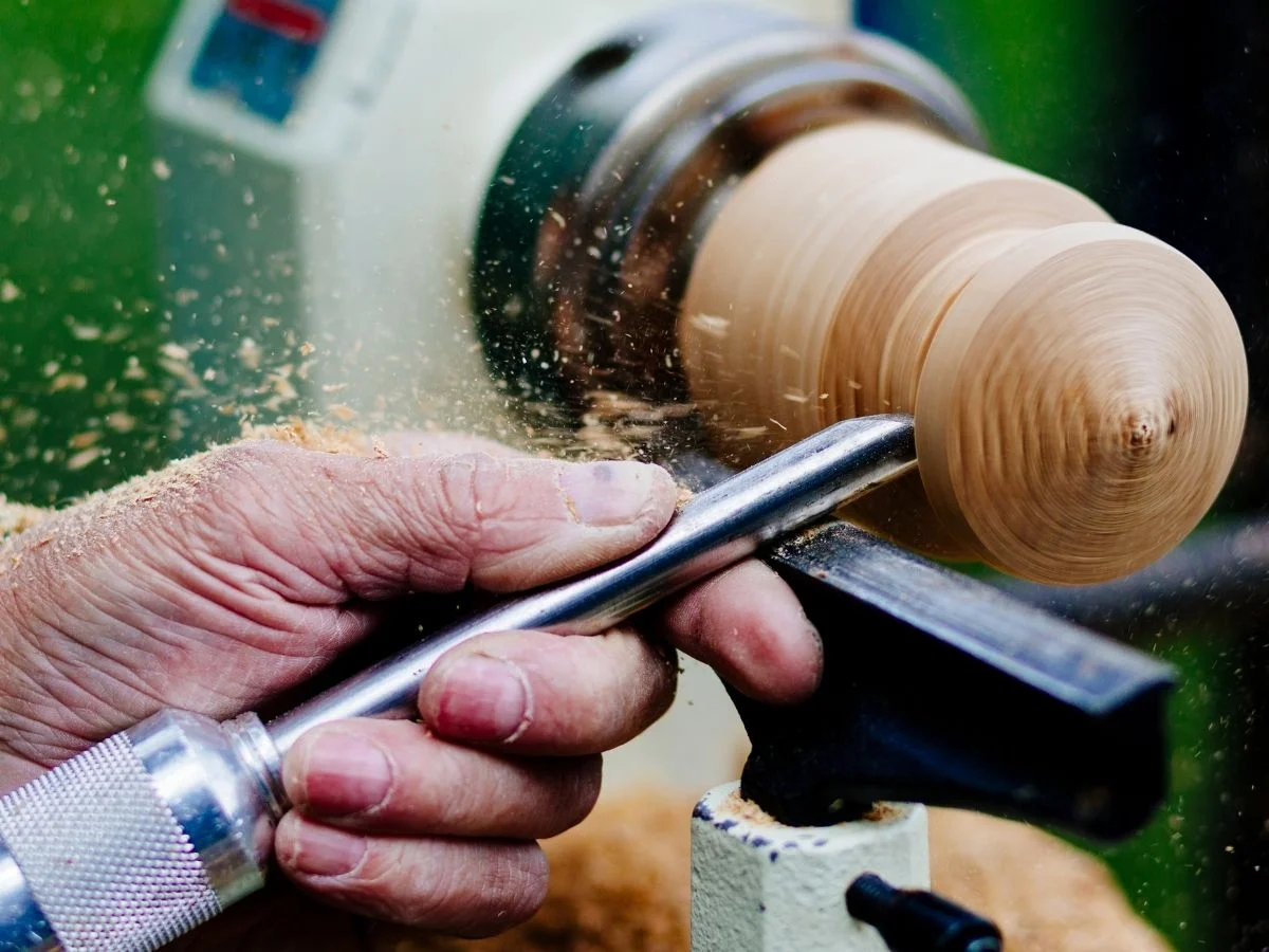 Using chisel on a lathe